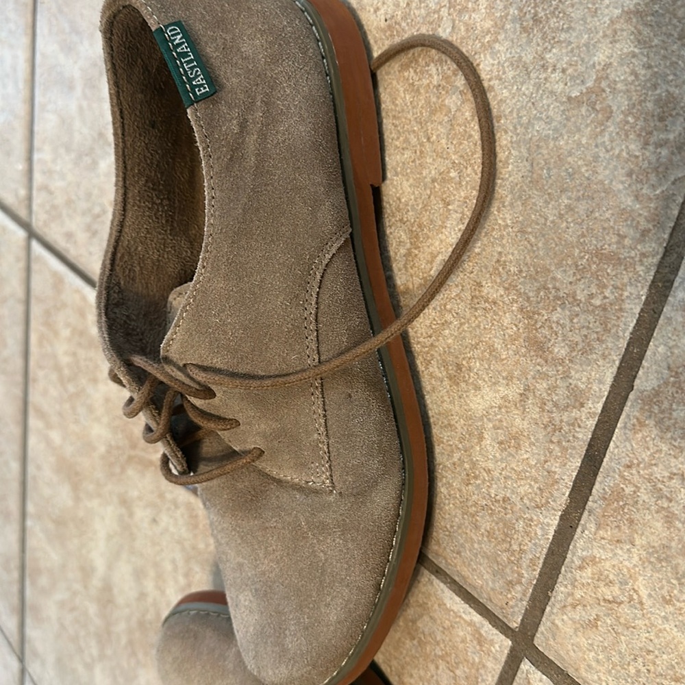 Eastland Tan Oxfords Versatile Suede Design